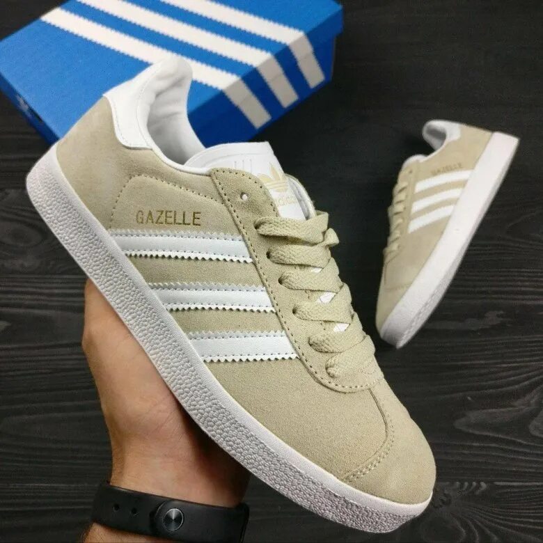 Кеды адидас газели. Adidas Gazelle замшевые. Adidas Gazelle бежевые. Adidas Gazelle бежевые мужские. Gazelle бежевые adidas Bold.