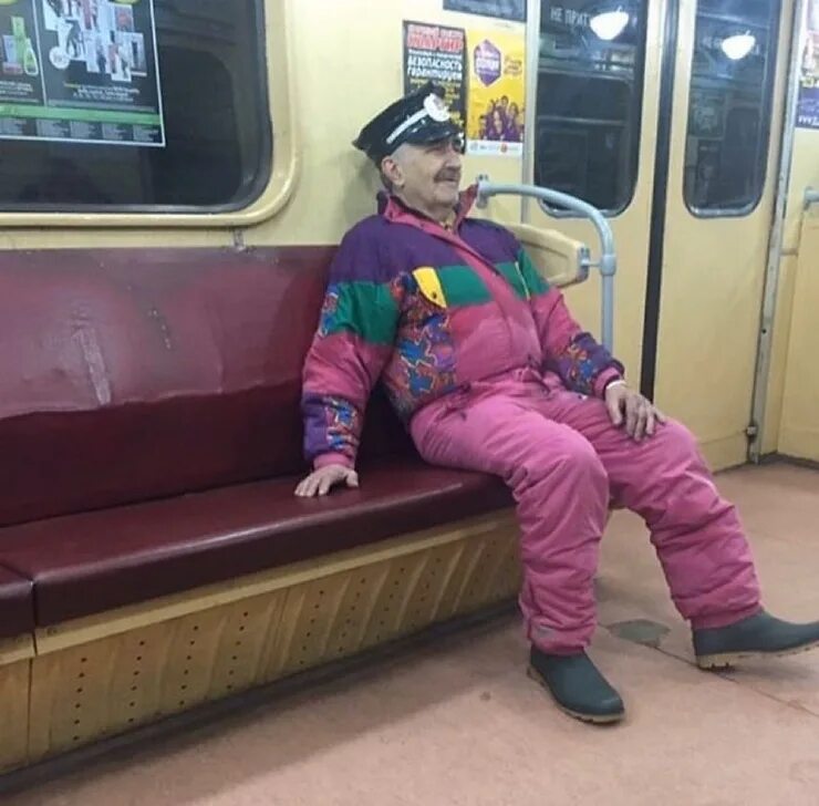 чудаки в метро московском. модники московского метро. фрики в московском метро. немного странный человек. смешные люди в метро.