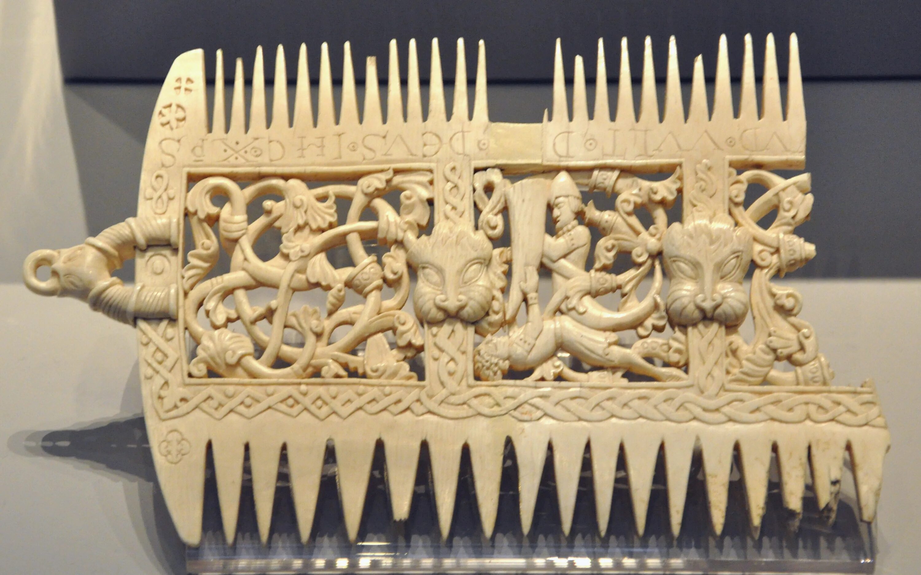 Костяной гребень. Костяной гребень 14 век. Расческа из слоновой кости. Костяной гребень для волос. Гребень из слоновой кости.