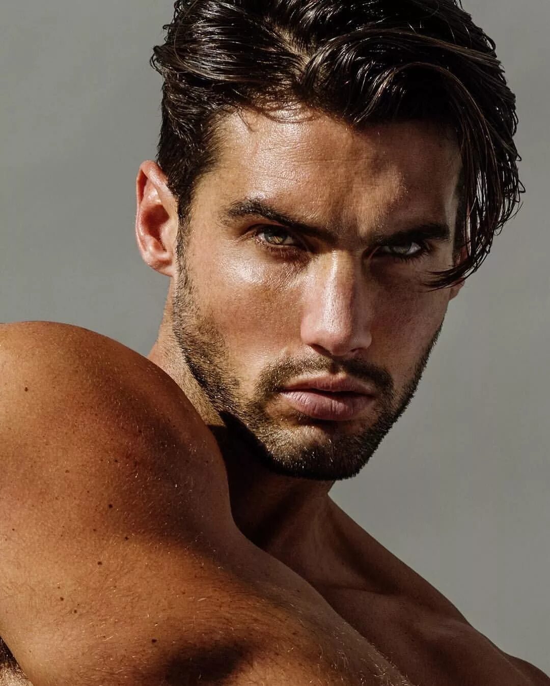Самое красивое лицо парня. Митчелл лукас. мужские стрижки для смуглых мужчин. прически мужские смуглое лицо. наглый парень смуглый.