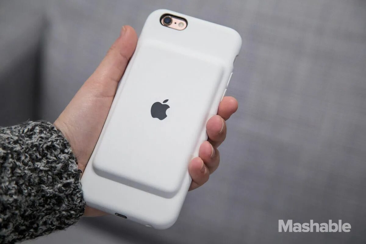 Заряжать айфон без чехла. Apple battery case iphone 6s. apple battery case iphone 6. apple smart battery case для iphone 8 plus. выпуклые чехлы на айфон.