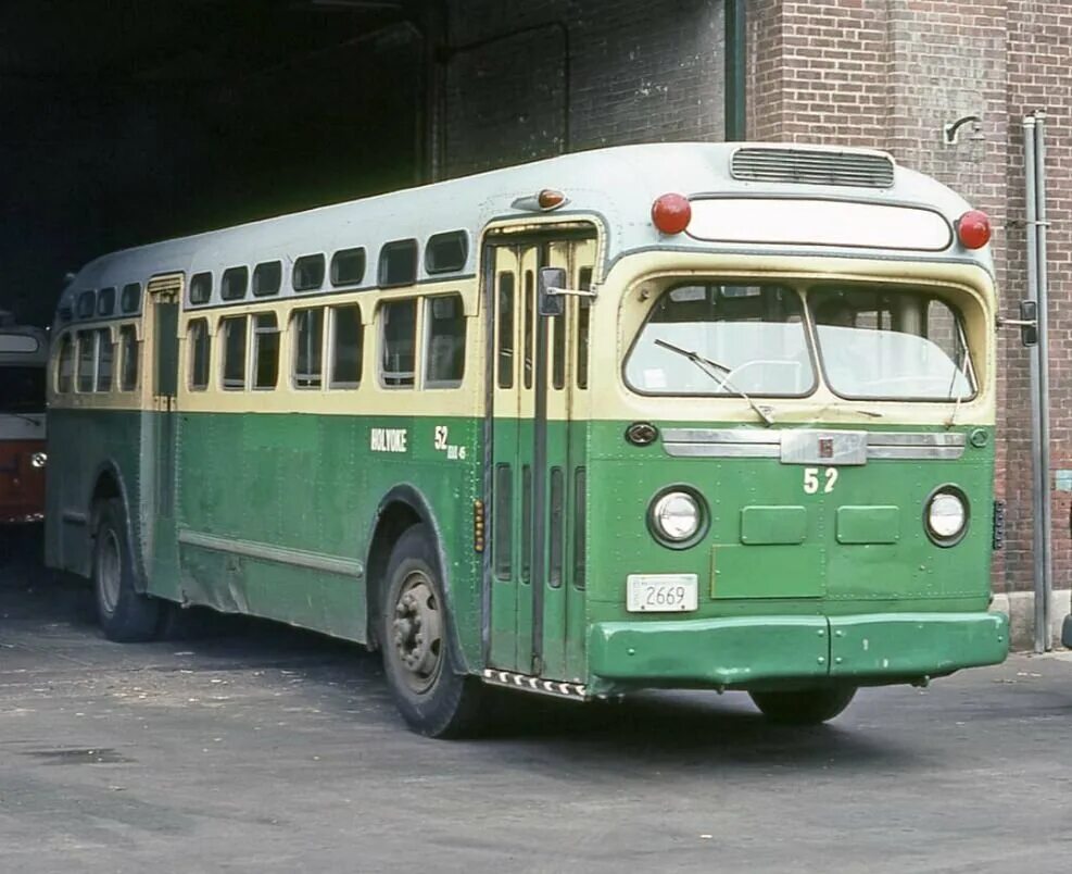 Первый автобус 12. Автобус ЗИЛ 154. ЗИС-154 автобус. ЗИС 154 салон. ЗИС 154 тягач.