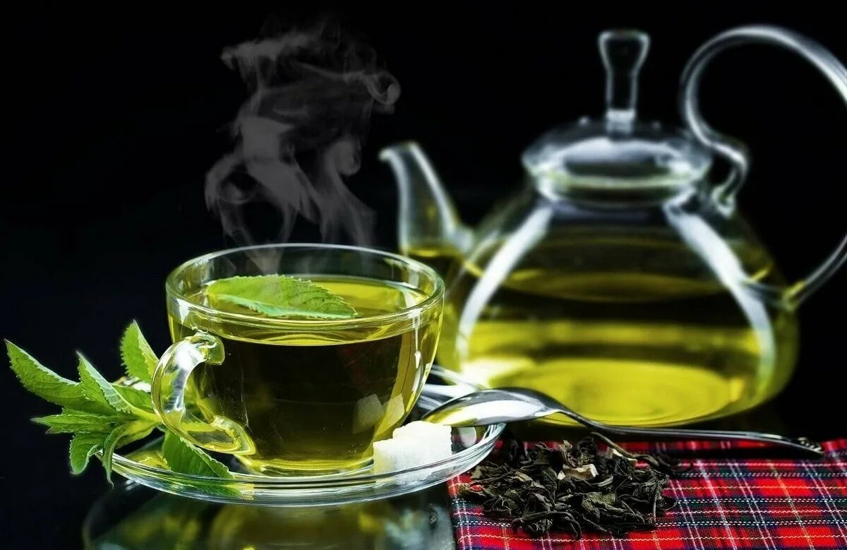 Чай том. Зеленый чай green tea. чай зелёный «чай с манго». чашка зеленого чая. зеленый чай в красивой чашке.