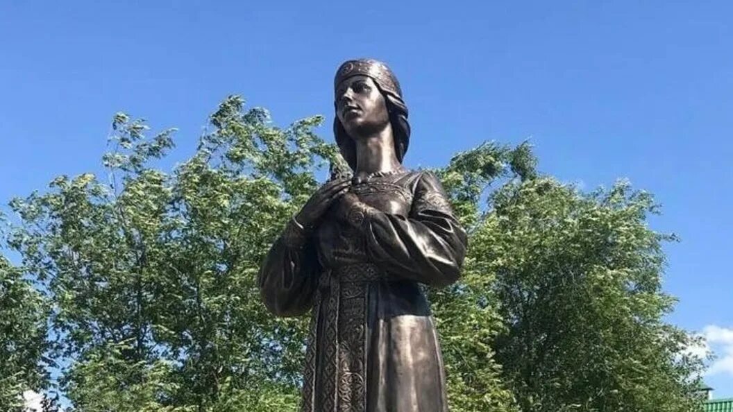 Алёнушка скульптура воронеж. Алёнка воронеж статуя. Статуя аленушки в нововоронеже. Скульптура аленушки в нововоронеже. Скульптура аленушка в воронеже.