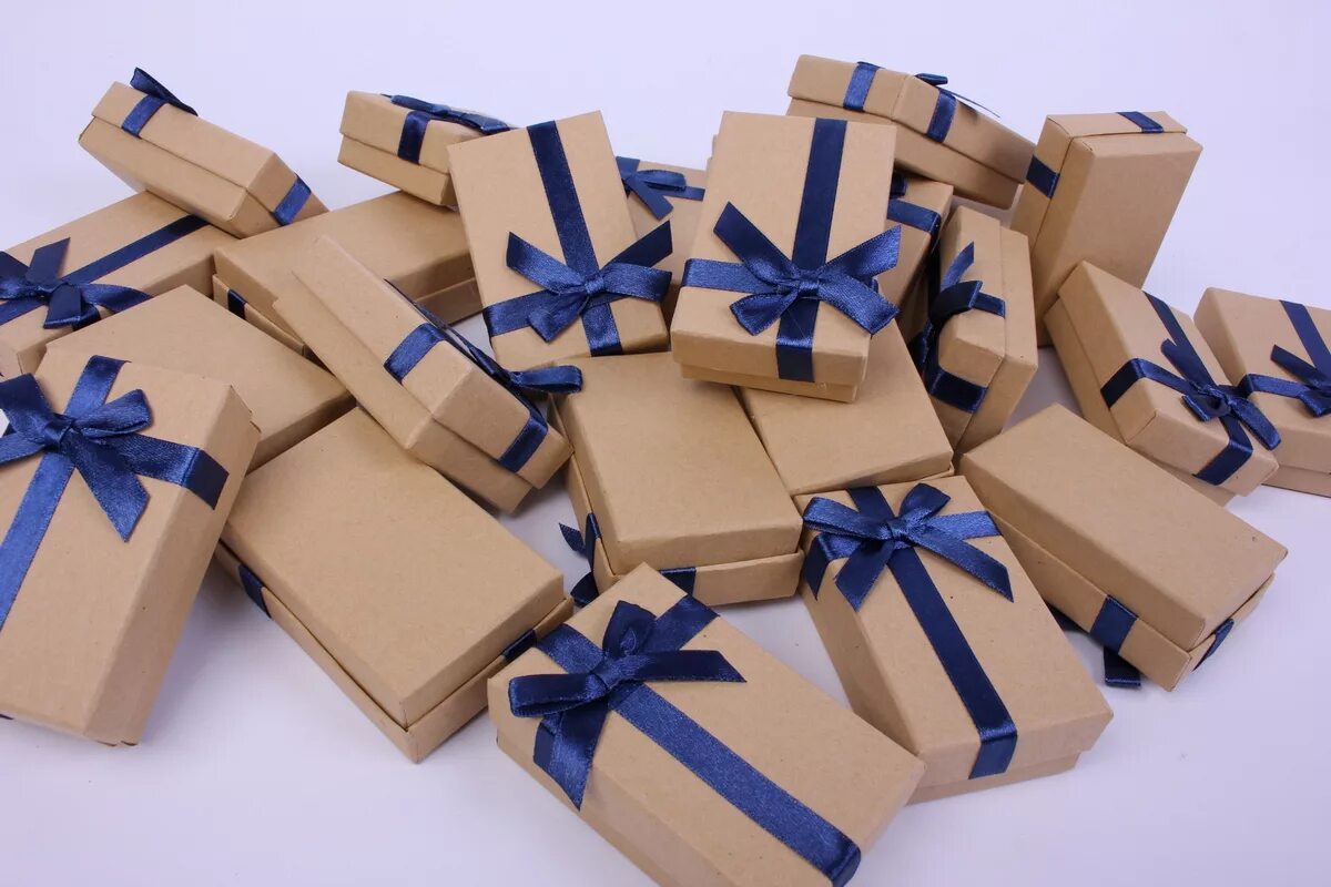 Набор подарочной бумаги. Коробки для подарков. Коробки для упаковки подарков. Коробки крафт для подарков. Маленькие подарочные коробки.