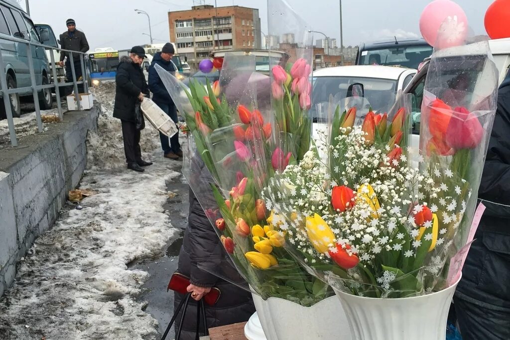 Какими цветами торгуют. Незаконная торговля цветами. Владивосток март. Нелегал с цветами. Торговля цветами на улице к 8 марту.