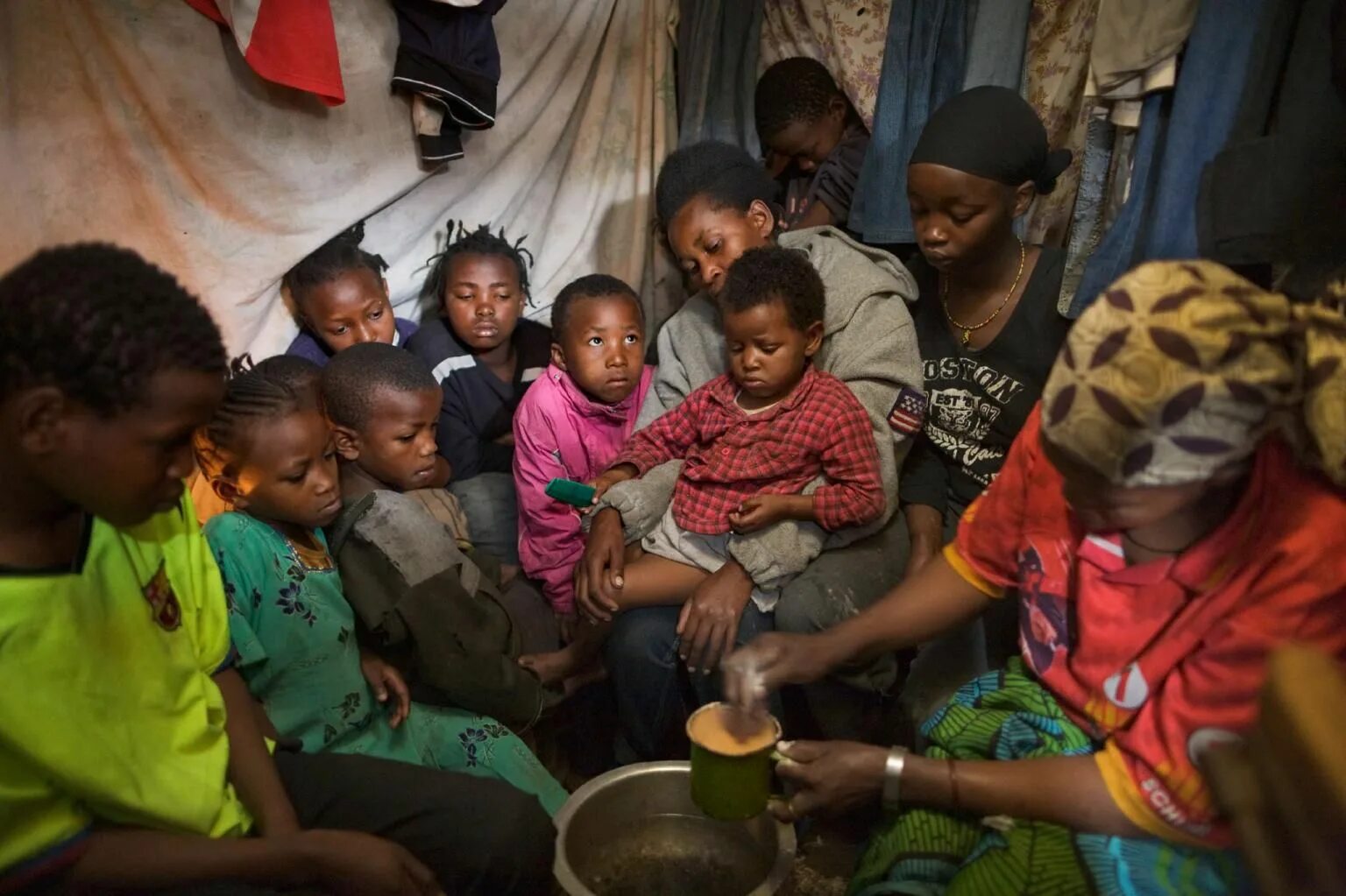 Экономические проблемы африки. Бедные африканские дети. Бедная Африканская семья.