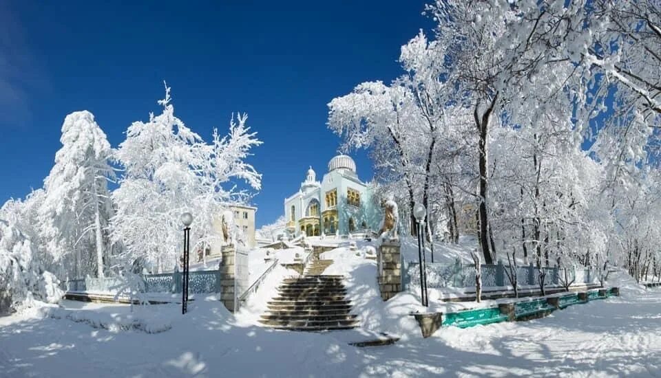 Погода в железноводске на завтра. Курортный парк Железноводск зимой. Железноводск парк зимой. Железноводск Кавказ зимой. Железноводск новогодний парк.