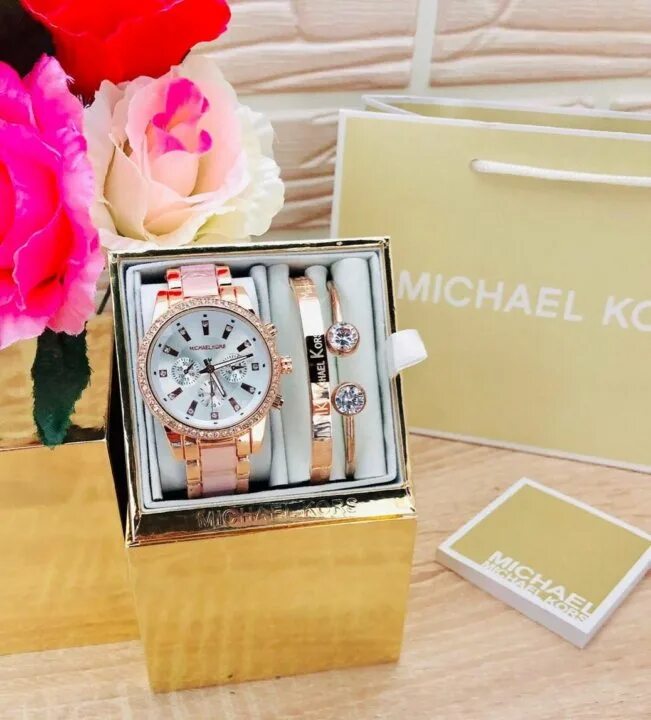 Набор часы браслеты. Наборы с часами. Набор часы с браслетами женские. Michael Kors часы женские с браслетом в коробке. Коробка часов Michael Kors.