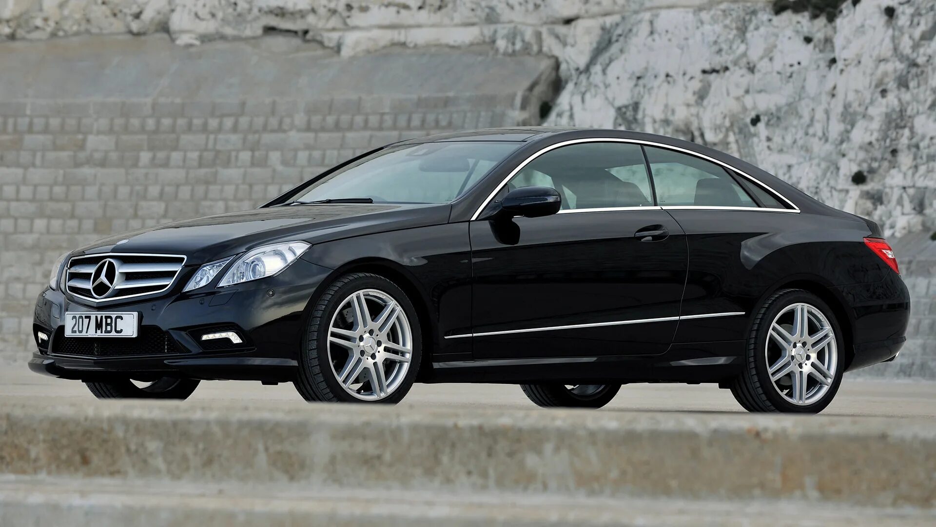 Мерседес купе 2010 года. Мерседес Бенц е200. Mercedes e200 Coupe 2012. Мерседес Бенц е200 купе. Мерседес-Бенц e 200.