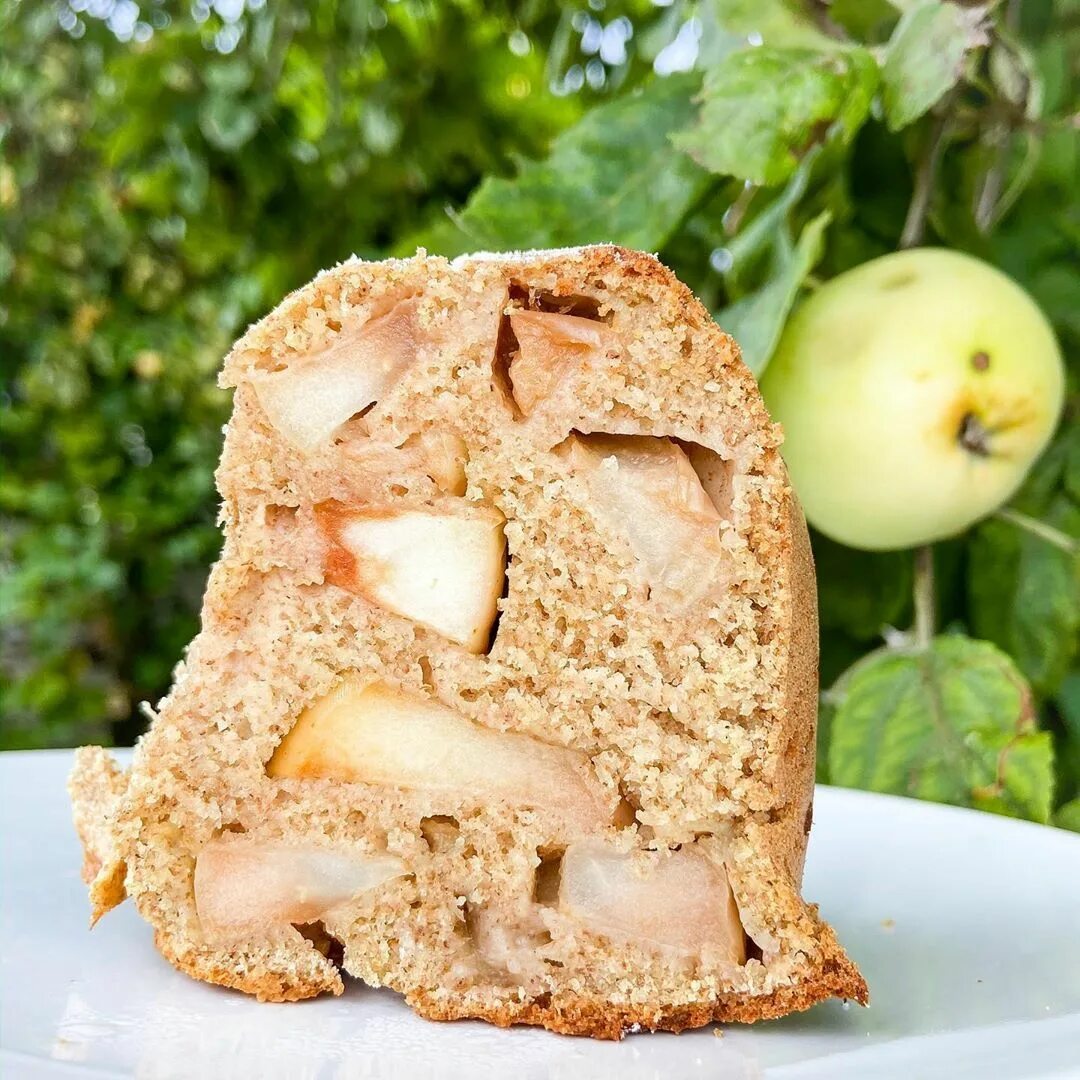 Шарлотка из цельнозерновой муки с яблоками. Шарлотка из цельнозерновой муки с яблоками. Песочный пирог с яблоками. Шарлотка из цельнозерновой муки. Шарлотка из хлеба с яблоками.