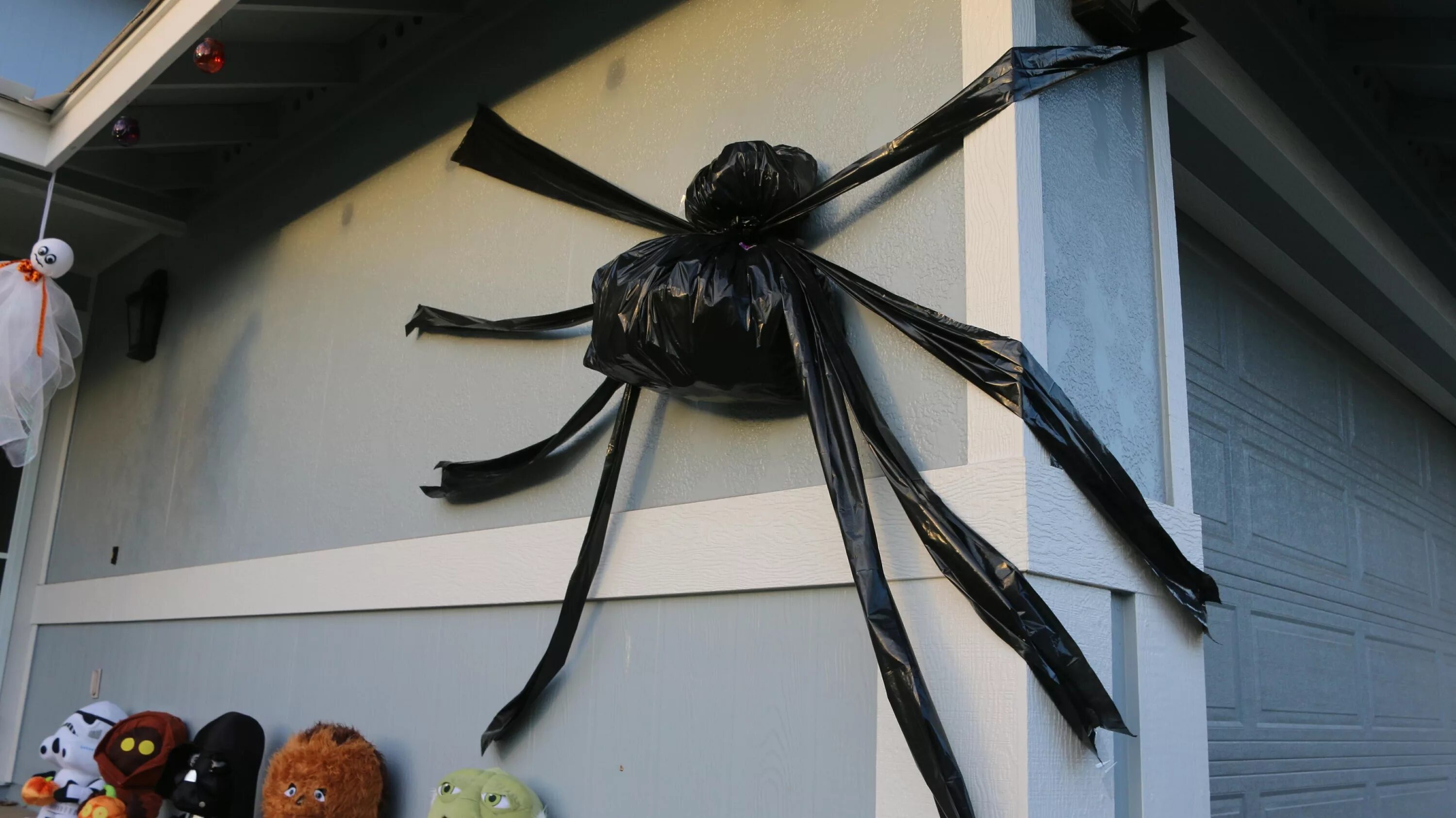 Пауки на Хэллоуин. Украшения на Хэллоуин пауки. Большой паук на Хэллоуин. Паук из подручных материалов.