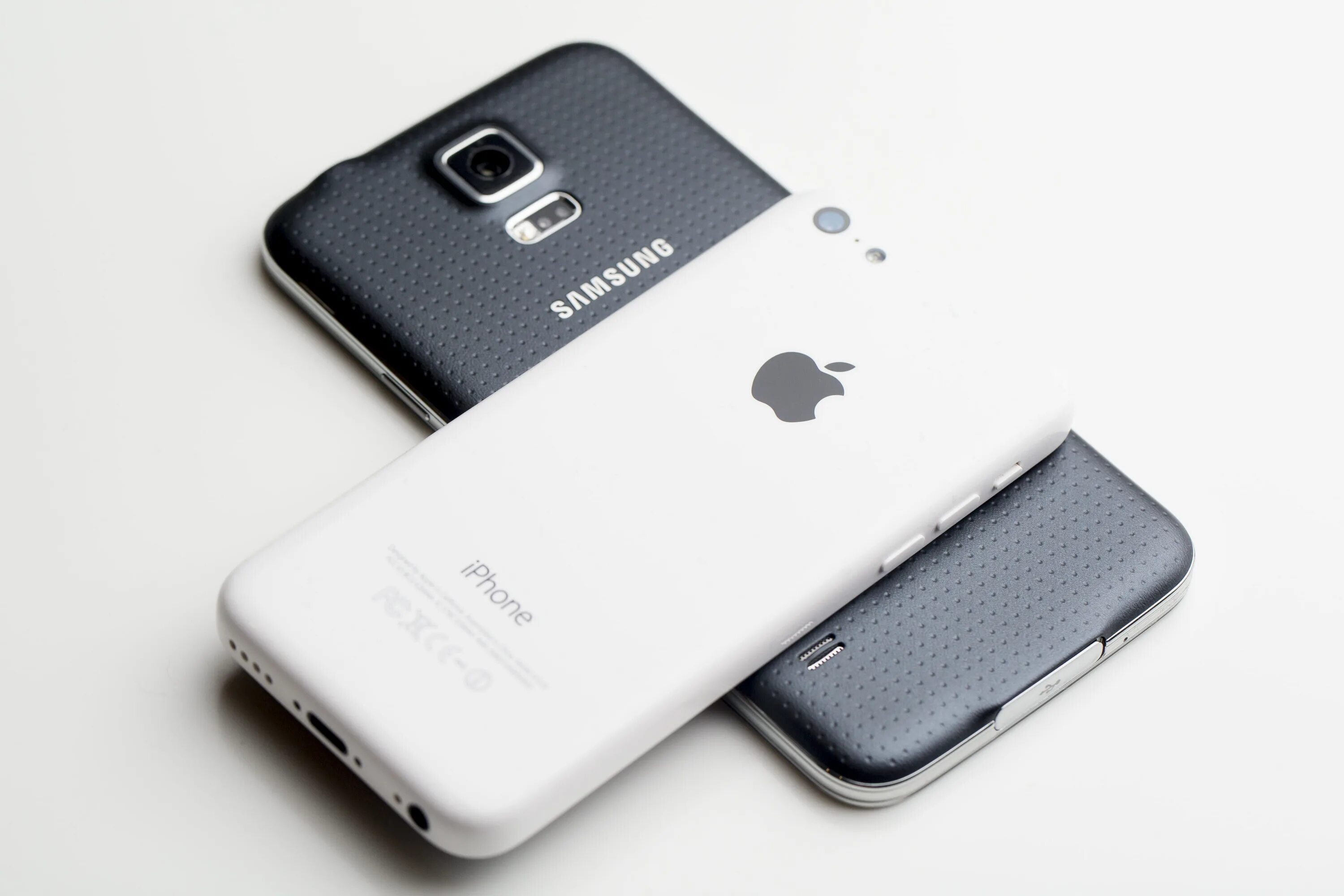 Samsung iphone apple. Apple Samsung. Samsung va Apple. Телефон самсунг айфон. Смартфоны айфон 2014.