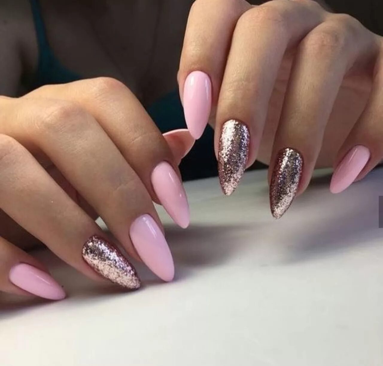 Форма ногтей тренд. Manicure 2022 миндаль. Дизайн ногтей. Маникюр на миндальные ногти. Острые ногти.