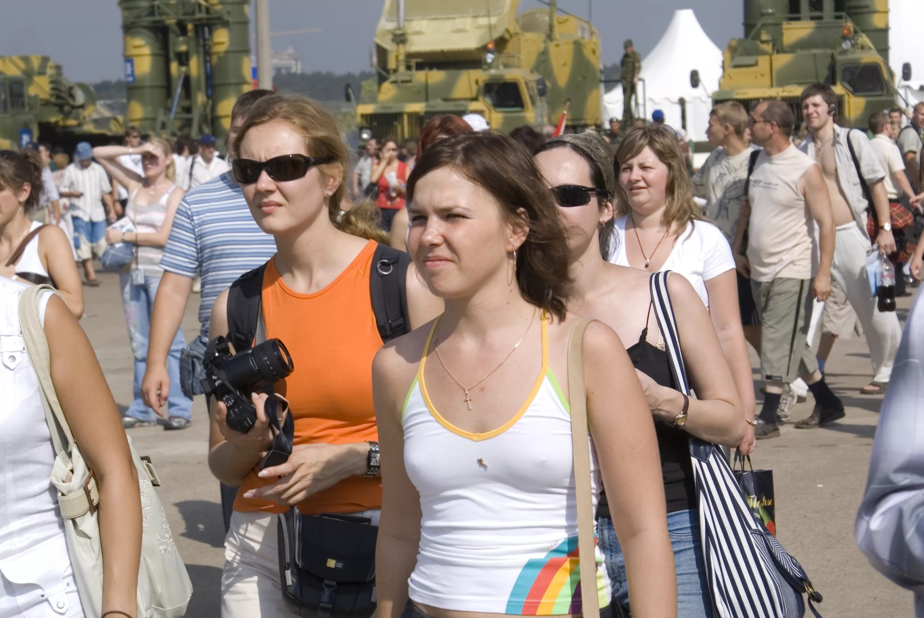 Женщины без бюстгальтеров. Жена под одеждой. Женщины без бюстгальтеров. Женщины в одежде без лифчика. Девушка в майке без лифчика.