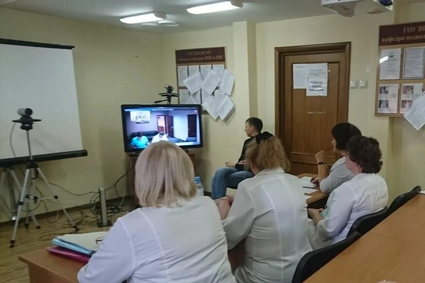 Центр специализированных видов помощи владивосток. Телемост с врачом. врач телемедицинского центра. телемост с мед центрами. телеобучение в медицине.