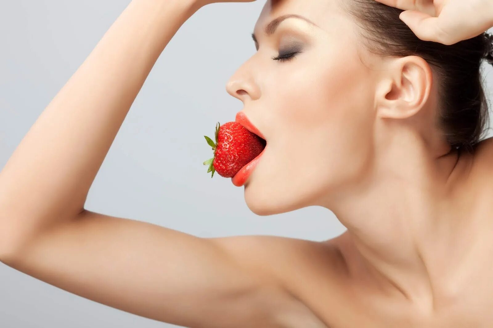 Ягодка ест ягодку. Девушка ест клубнику. Женщина с клубникой. Ягодка во рту. Девушка ест ягоды.
