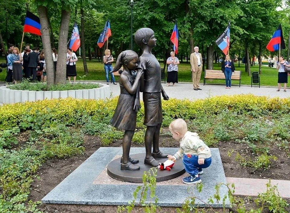 Монумент на аллее ангелов в Донецке. Парк Ленинского Комсомола Донецк памятник детям. Памятник детям Донбасса детям войны. Аллея ангелов в Донецке памятник детям. Памятник детям донбасса