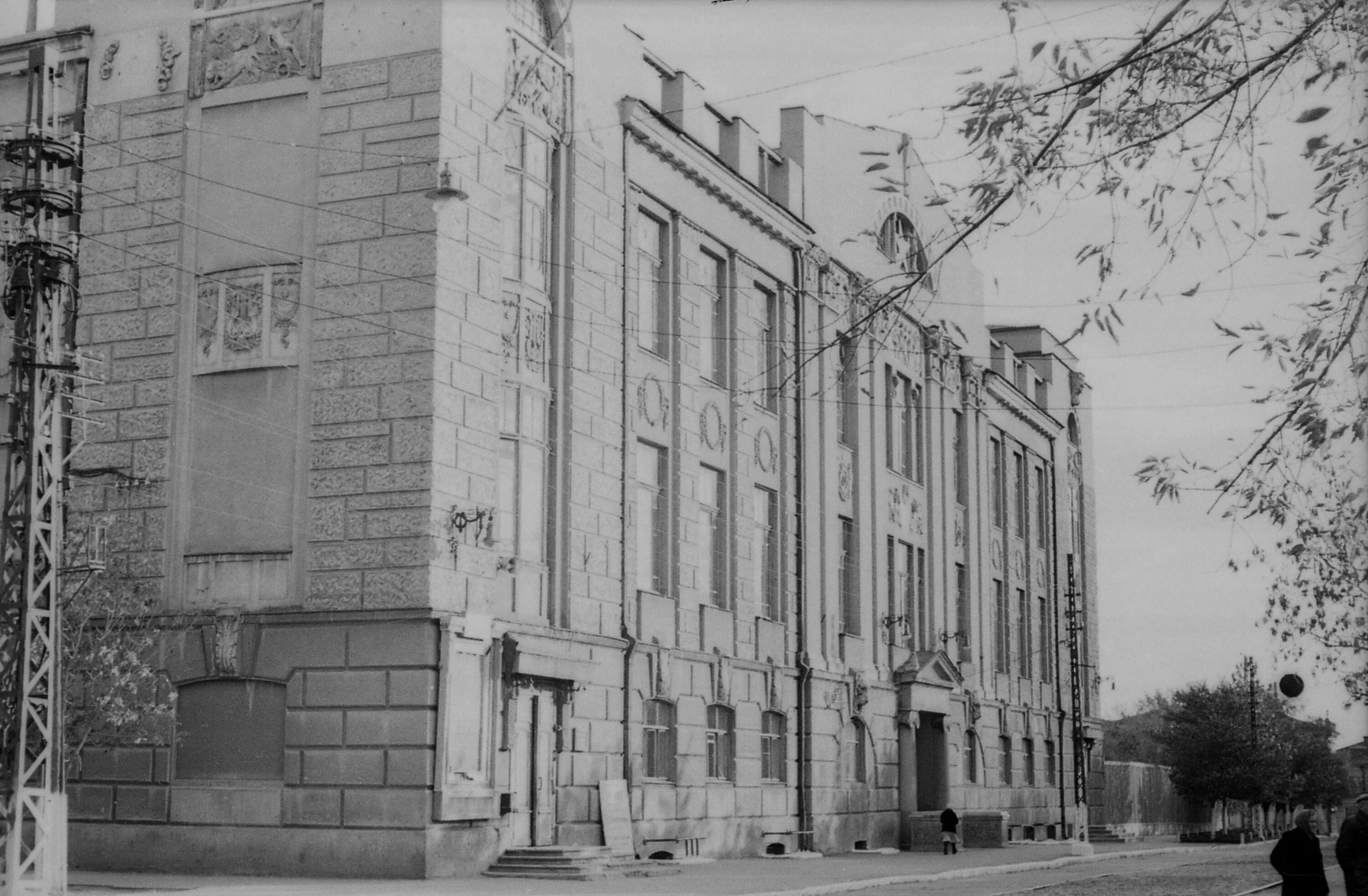 Дом офицеров 12 апреля. Дом офицеров соборная 18.