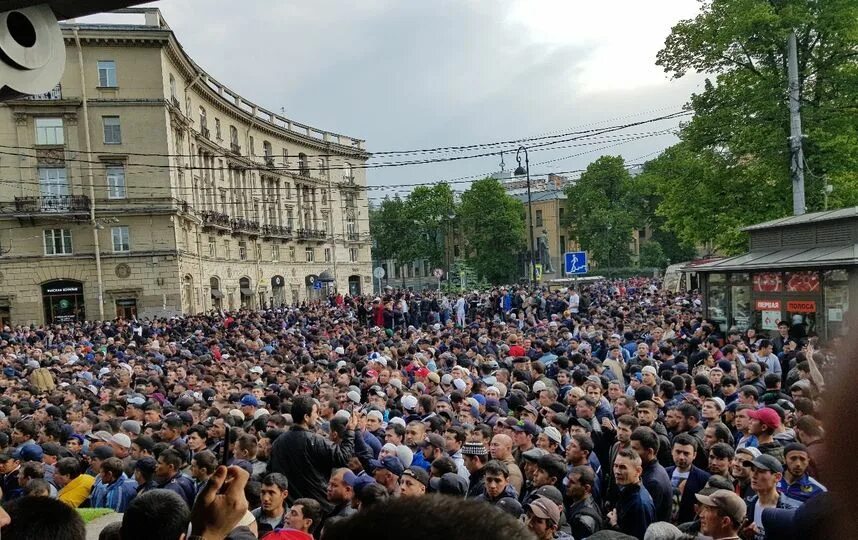 Ураза байрам санкт петербург. Ураза байрам в Петербурге. Питер толпа. Толпы народа в Питере. Мечеть Питер толпы народа.