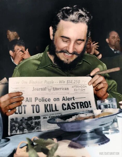 Сколько покушений на кастро. Кастро держит газету. Сколько покушений было на Фиделя Кастро. Держит газету.