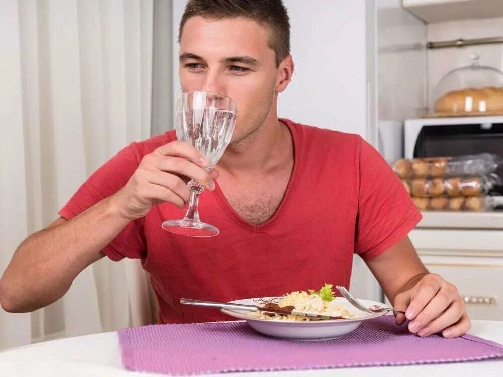 Мужчина обедает. Еда в ресторане. During dinner. Семья обед. Праздничный стол в ресторане.