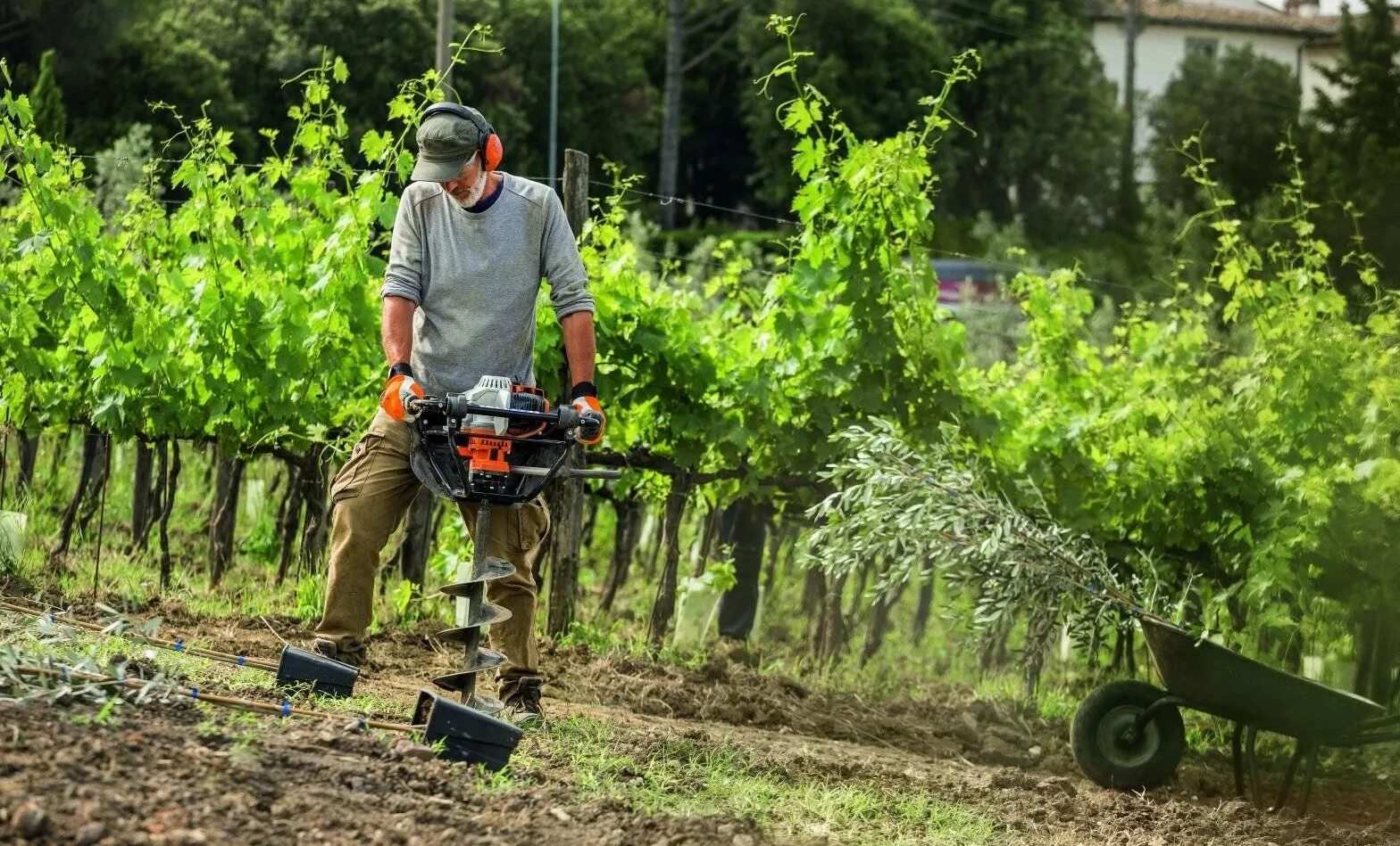 Бур для столбов бензиновый. Бур земляной hitachi 400мм. Бензобур stihl bt 131. Бурение мотобуром. Бурение ям под столбы мотобуром.