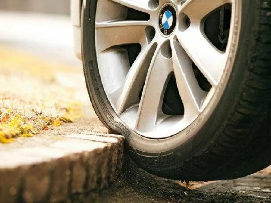 машина на бордюре. колесо в люке. наезжать колесом. наезд на грузовик сзади. наехал на бордюр.