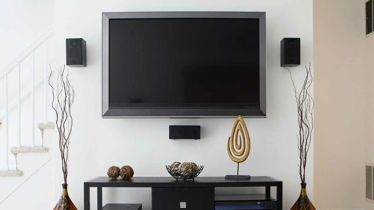 Декор для проводов от телевизора. Телевизор на стене. Декор кабеля от телевизора на стене. Декоративный кабель канал для телевизора.