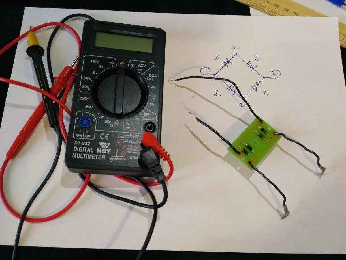Прозвонка диода. Мультиметр прозвонка диодов. Прозвонка диодного моста мультиметром. Диод SMD прозвонка мультиметром. Прозвонка диодного моста мультиметром на плате.