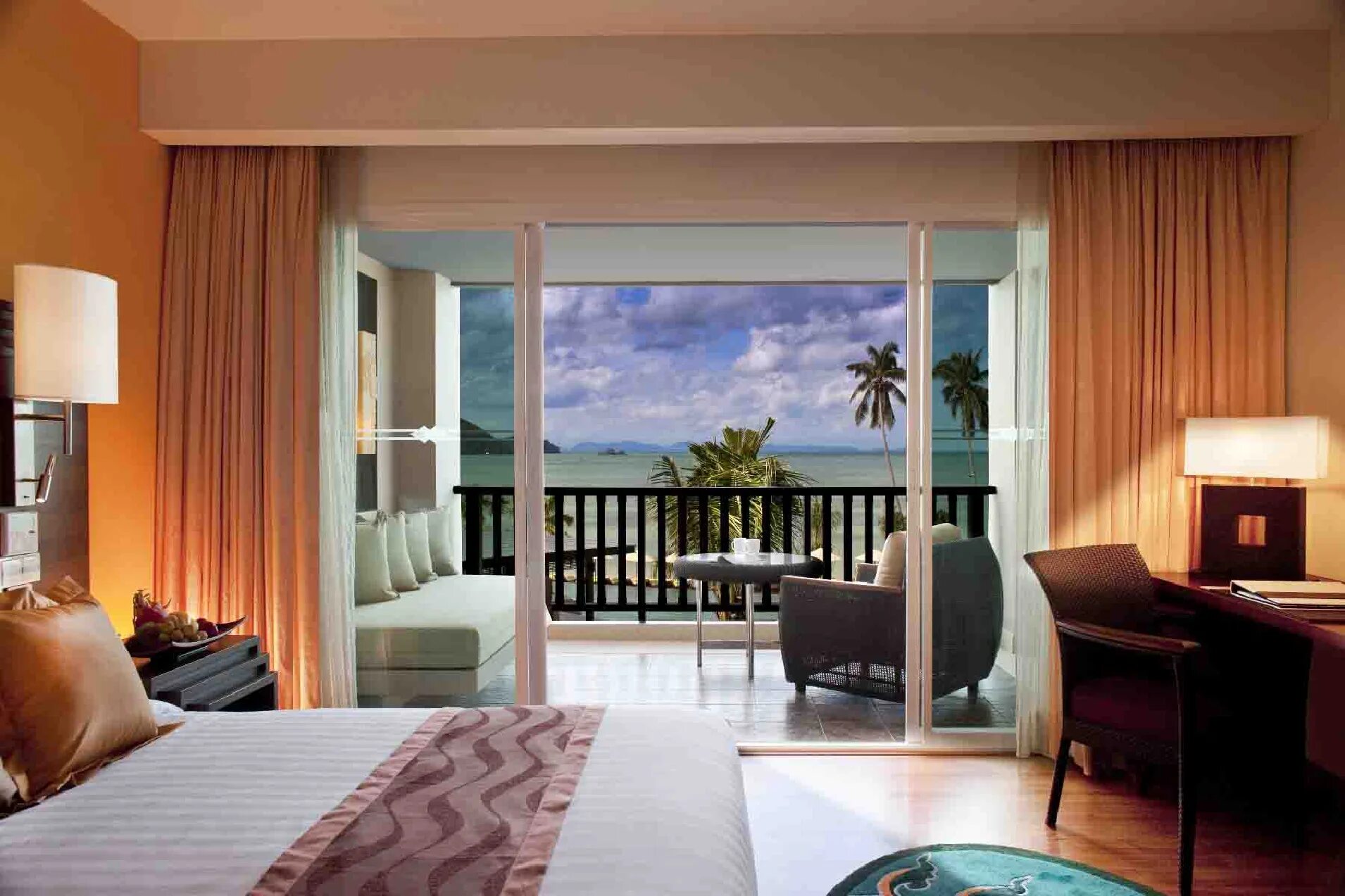 Radisson resort & suites phuket. Radisson resort and suites phuket 5*. Swissotel suites phuket kamala beach 4*. Renaissance отель корея. Рэдиссон в таиланде.