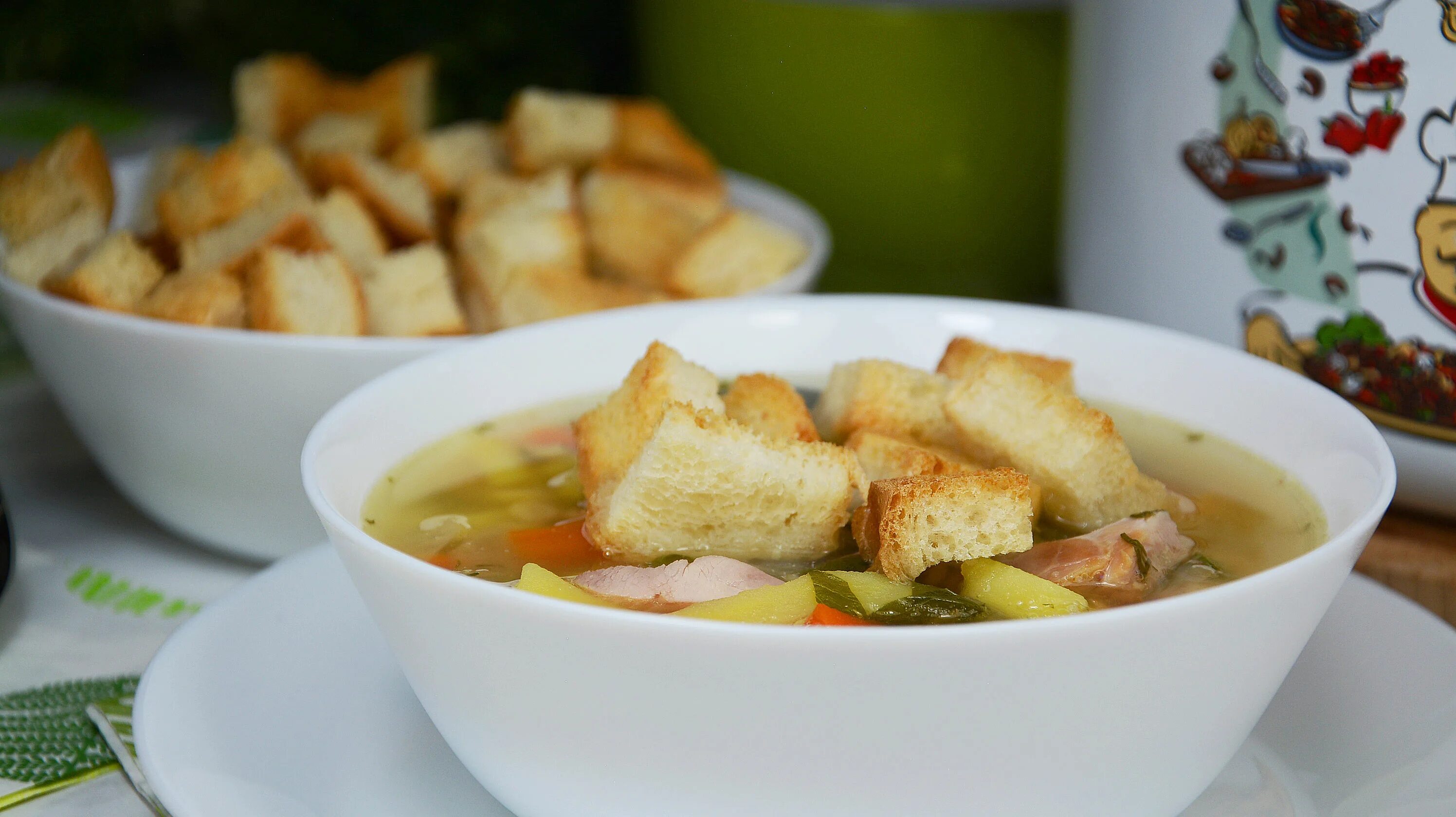Суп с окорочком. Гороховый суп с копченостями и гренками. Суп с копченым окороком. Суп с зажаркой.