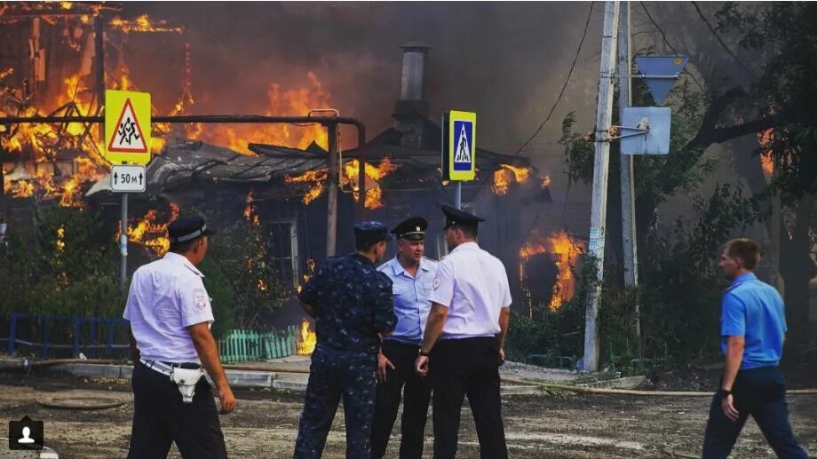 Сгоревший ростов. Пожар в Ростове на Дону 21 августа 2017. Пожар в Ростове-на-Дону 21.08.2017. Пожар на театральной площади Ростов на Дону 21 08 2017. Пожар в Ростове-на-Дону на театральном спуске.