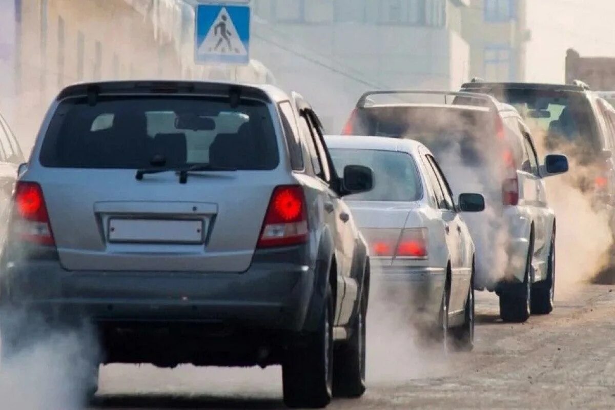 Автомобильные выхлопы. Машина с выхлопными газами. Загрязнение воздуха автотранспортом. Загрязнение атмосферы автотранспортом.