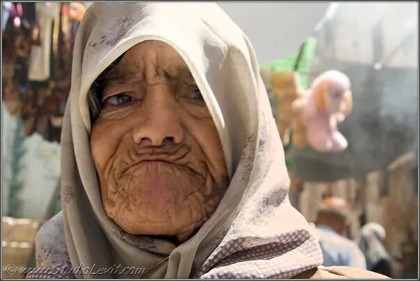 Пожилая арабская женщина. Долина хунза долгожители. Арабская бабушка. Мусульманская бабушка. Старуха араба.