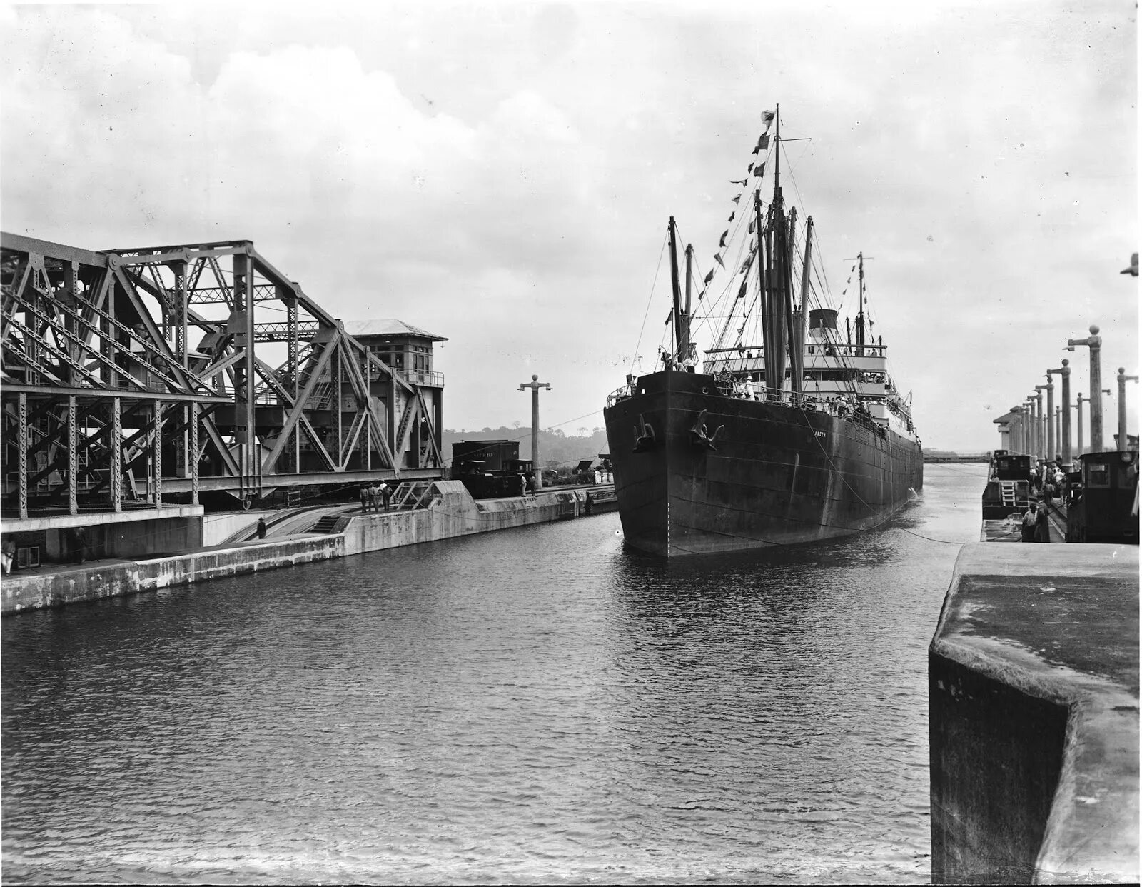 Канал 1920 года. Панамский канал 1914. Открытие Панамского канала в 1914 г. Панамский канал 19 век. 15 Августа 1914 первое судно прошло Панамский канал.