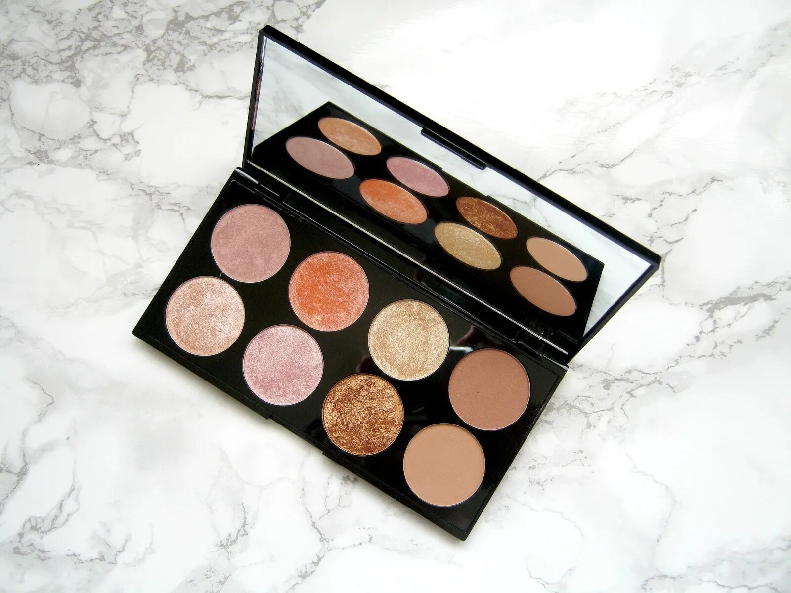 Палетка румян революшен. Revolution палетка хайлайтер румяна пудра. Revolution blush palette. Makeup revolution палетка хайлайтеров. Палетка румян революшен.