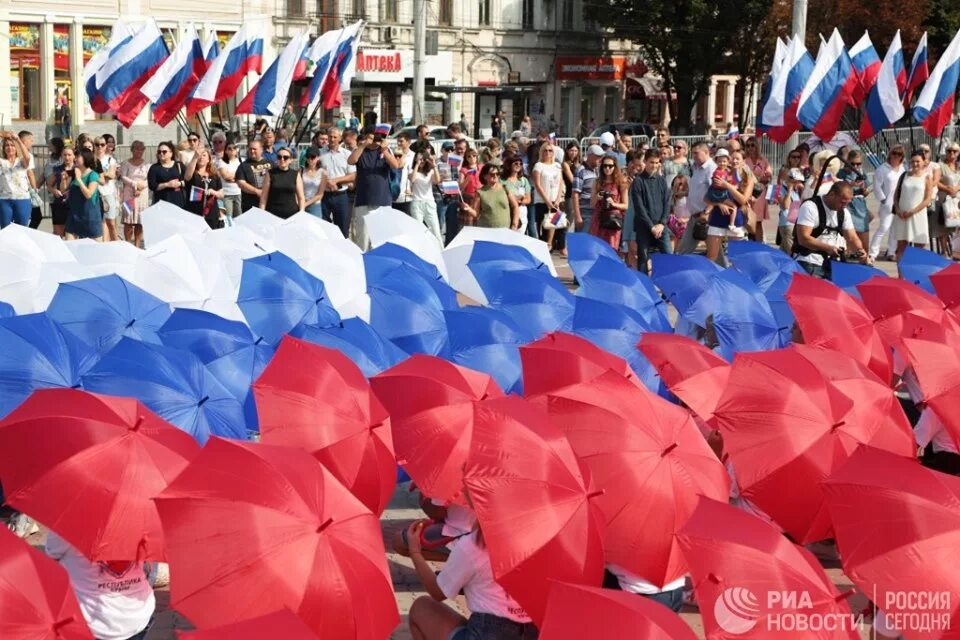 Парад зонтиков. День флага России. Празднование дня государственного флага Российской Федерации. Праздник день России флажки. Игры будущего парад флагов