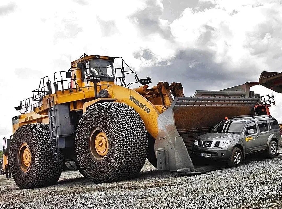 Самый большой погрузчик в мире letourneau l2350. Карьерные погрузчики катерпиллер. Погрузчик letourneau l 2350. Самый большой погрузчик катерпиллер. Самый большой погрузчик катерпиллер.