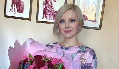 Суретте жалаңаш әнші Натали