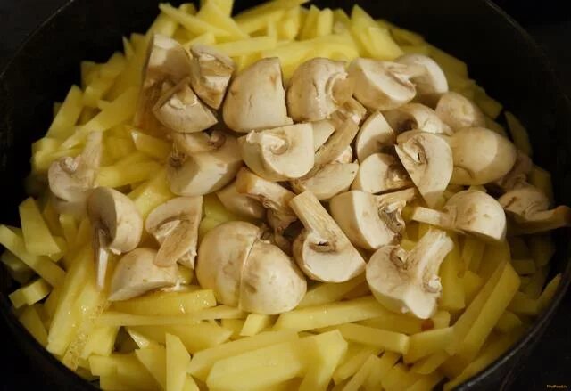 картошечка с грибами. жареная картошка с шампиньонами. картошка с шампиньонами. картошка с шампиньонами на сковороде. картофель тушеный с грибами.