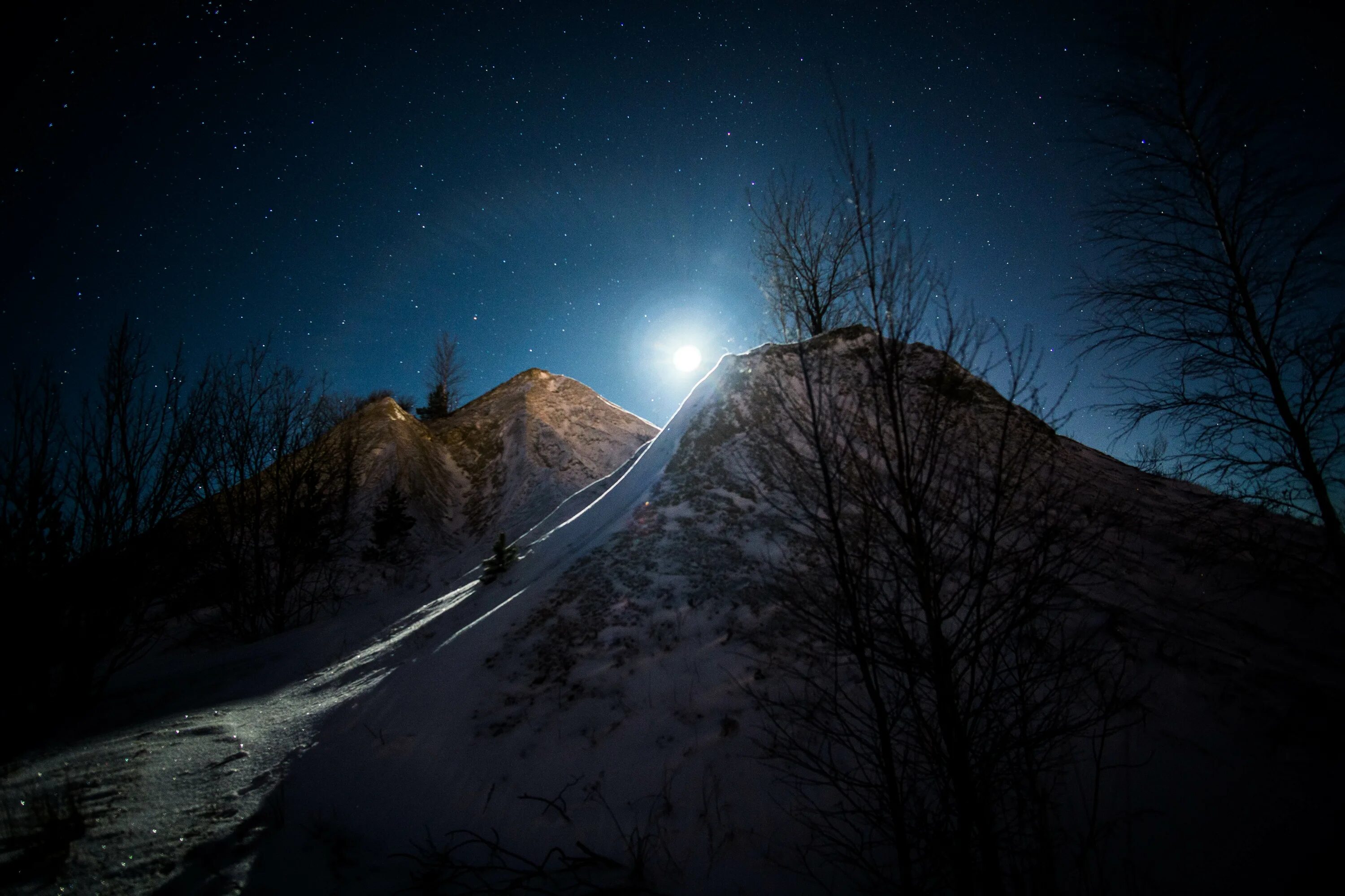 Горы ночью. Зимние горы ночью. Снежные горы ночью. Ночные горы снег. Холм ночью