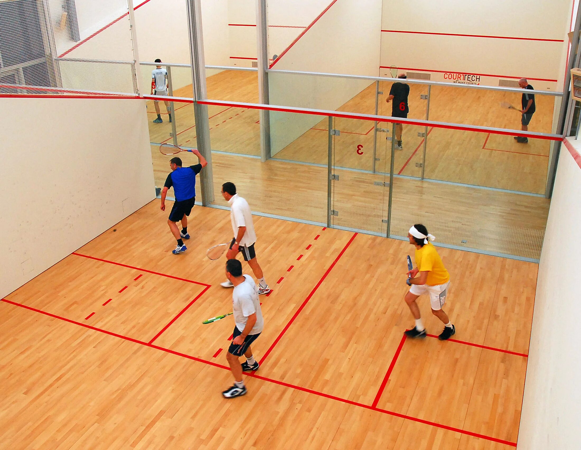 Сквош ленинский проспект. Помещение для сквоша. Сквош корт. Площадка для сквоша. Игра в стеклянном корте.