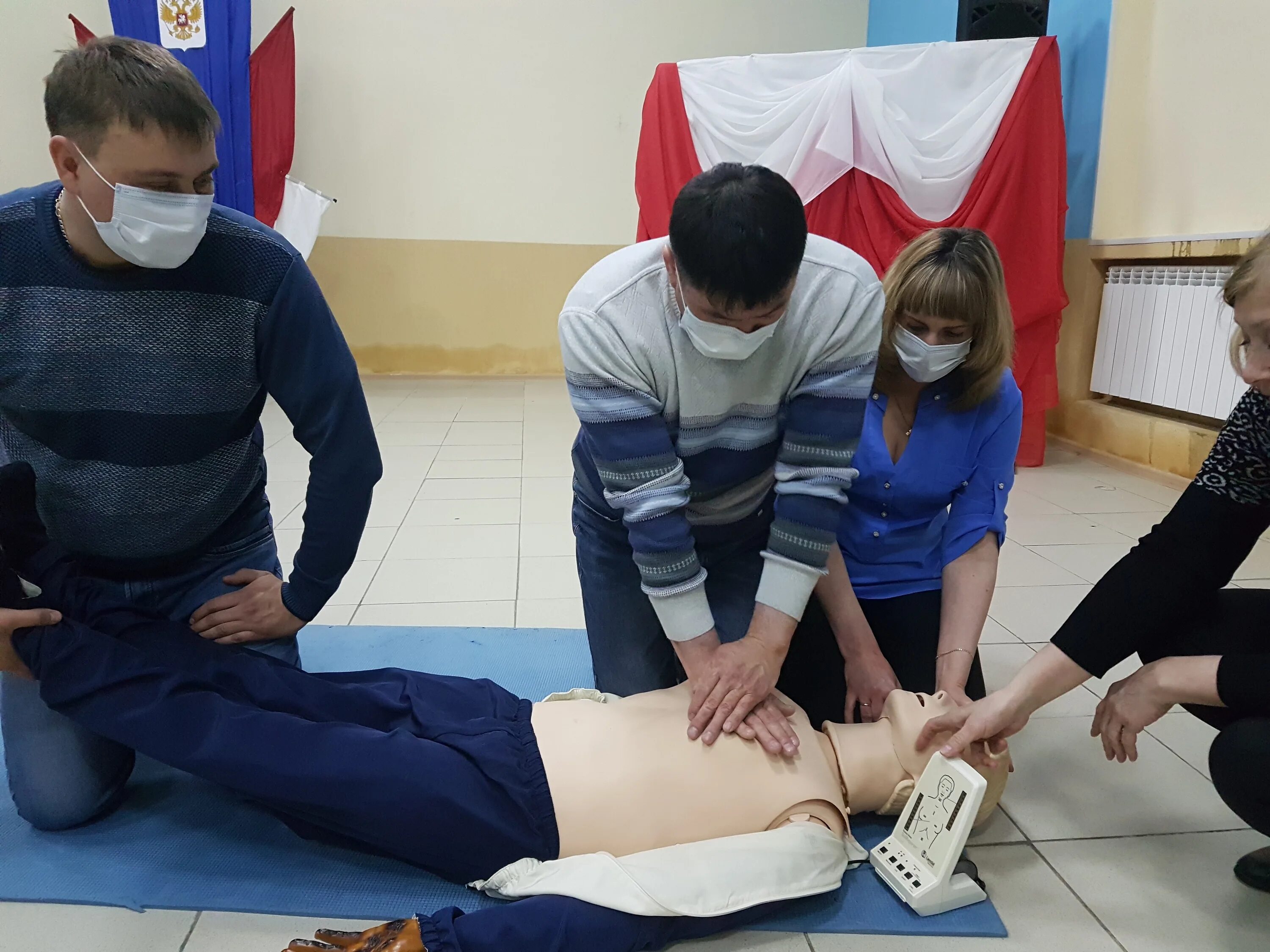 Видео по оказанию первой. Оказание медицинской помощи. Оказание первой медицинской помощи. Занятия по первой помощи. Оказание первой мед помощи пострадавшим.