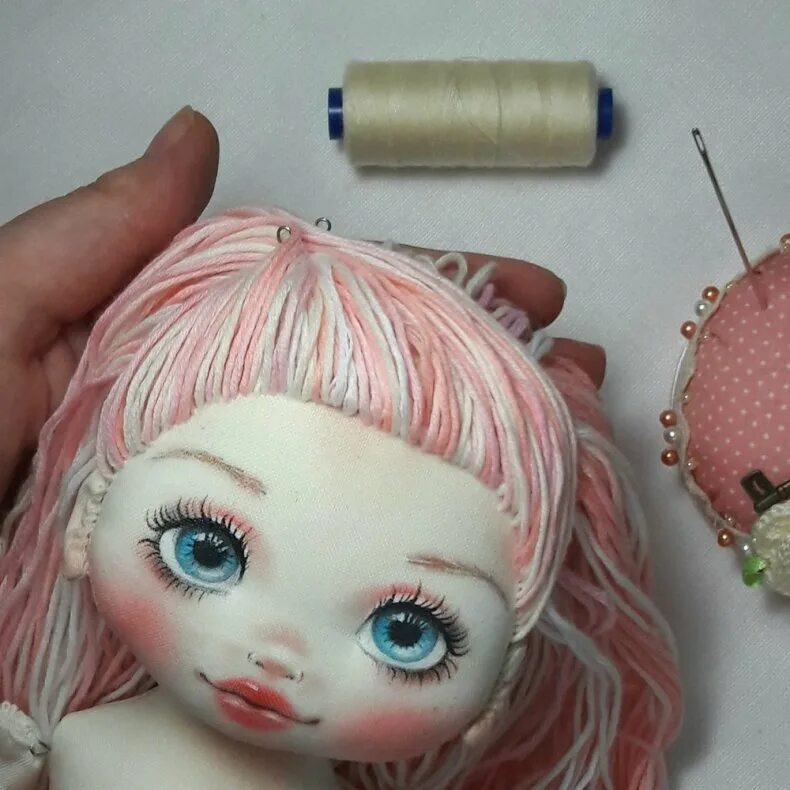 Пришить волосы кукле из пряжи. Крепление тресс вязаной кукле. Тряпичная кукла с волосами. Как пришить вязаной кукле. Мордочки для вязаных игрушек.