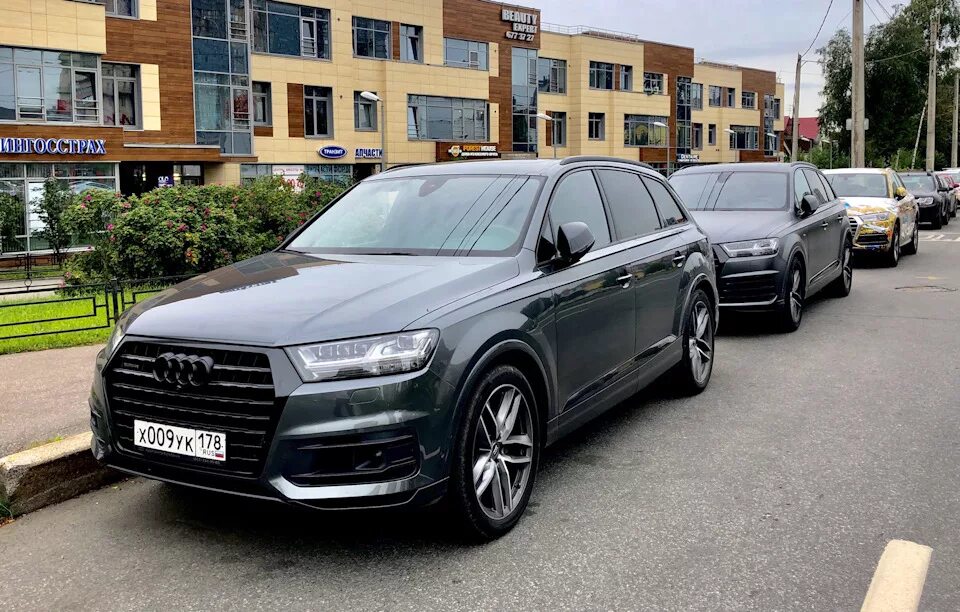 Куплю ку 7 в россии. Ауди q7 серая. Audi q7 2018 s line. Audi q7 Daytona Grey 2020. Audi RS q7 2021.