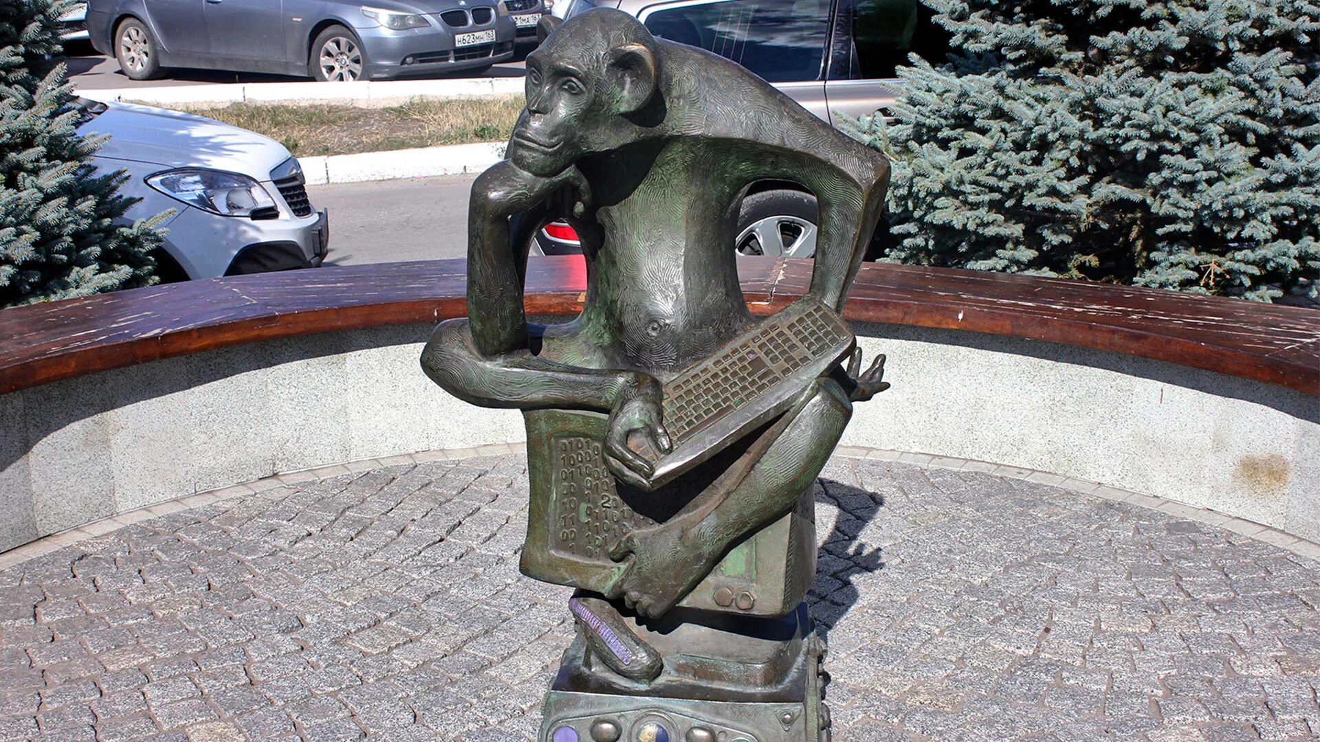 Памятник засекину самара. Памятник солдату швейку (самара). Памятник юрию деточкину памятники самары. Скульптуры в самаре. Памятник пользователю интернета в самаре.