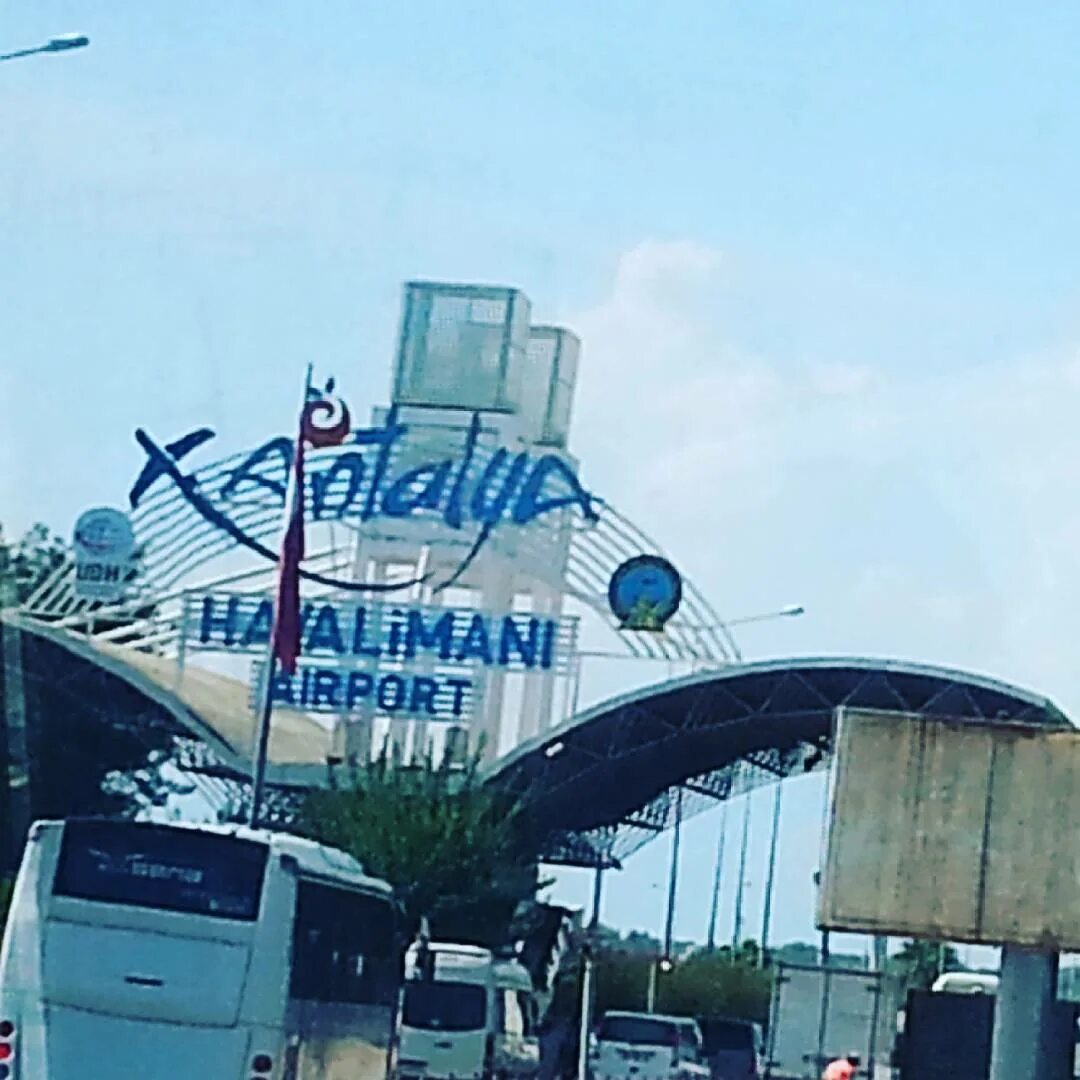 Курилка в аэропорту анталии. Fun sun встреча в аэропорту анталья. Аэропорт в анталье комната. Курилка в аэропорту анталии. Курилка в аэропорту анталии.