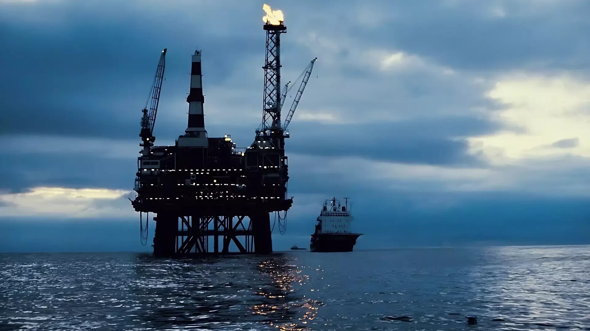 Onshore offshore добыча. Offshore oil rig. Нефтяная платформа "дропнер" 1995. Буровые платформы черноморнефтегаза в крыму. Буровая платформа приразломная.