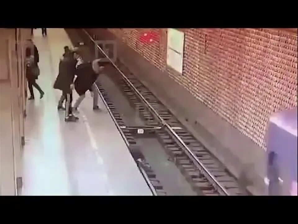 Девочка которая прыгнула под поезд. Мальчик бросился под поезд казань. Бросился под электричку мужчина. Мальчик бросился под поезд казань. Парень прыгнул под поезд в московском метро.
